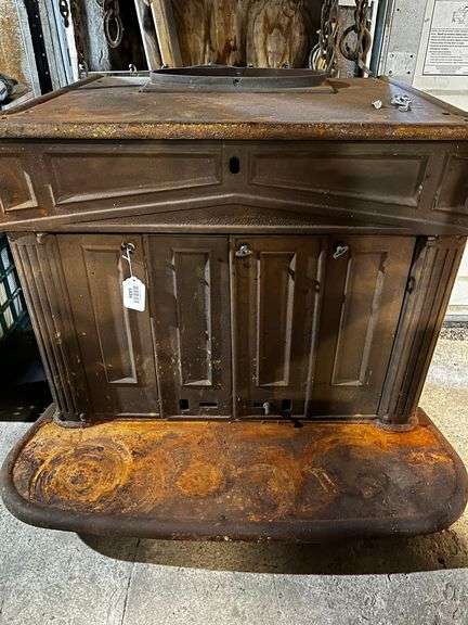 Complete Ben Franklin cast iron wood stove, two folding fireplace screens