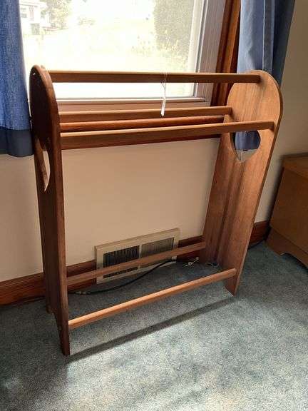 Quilt rack w/ heart cutouts 28.5in long’