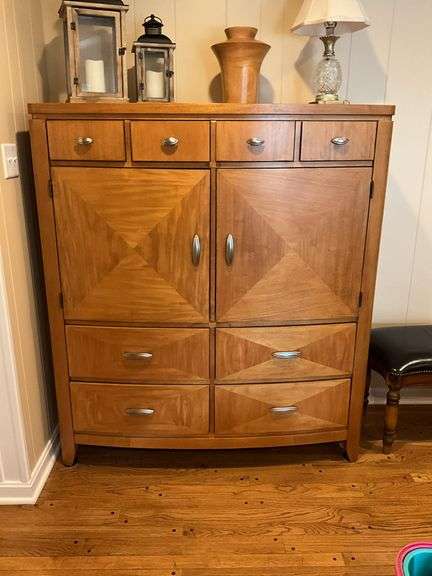 Bow front gentleman's chest w/ decorative triangle veneer fronts - no contents 52.5x21x60 - see lots 2441, 2443, 2444, 2445, 2448 for matching pcs