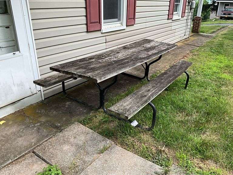 Wood/metal picnic table