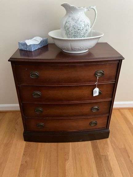 Mahogany finish bow front end chest - no contents 30x18x30