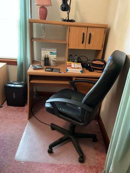 Desk w. Office chair and contents 43x24x55