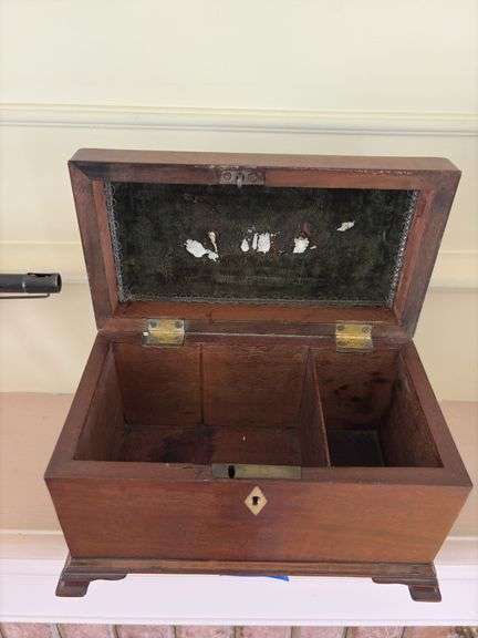 Tea caddy box w/ top handle, inlaid escutcheon, ogee bracket feet