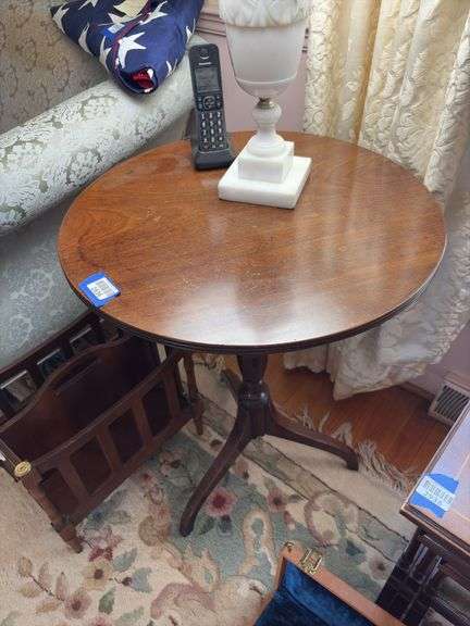 Round stand on turned column w/ tripod base - no contents 22x22x28.5