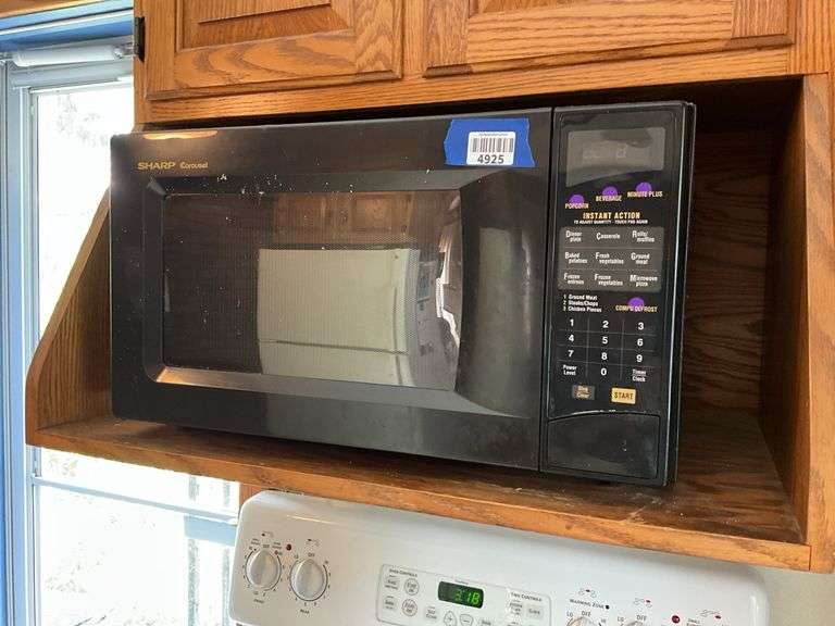 Sharp Carousel microwave oven 21x18x12