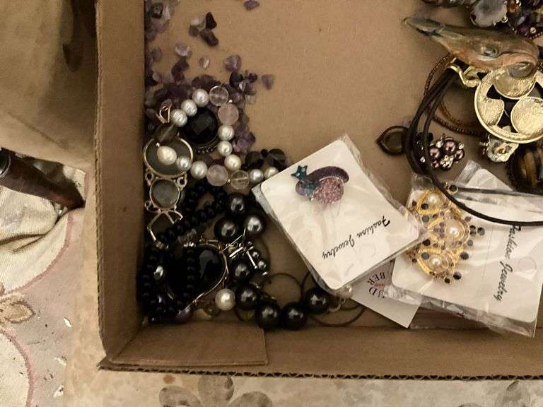Costume jewelry: pins, pendants, loose amethysts