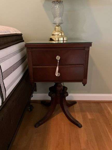 Drexel mahogany Neo-Classical work stand/end stand w/ protective glass top - no contents 18x15x27