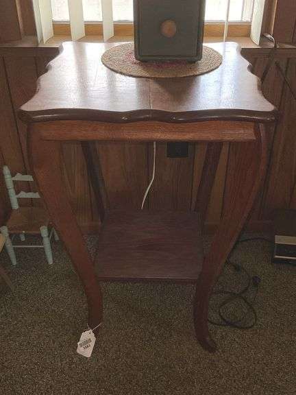 Oak 2-tier parlor stand w/ sawn cabriole legs - no contents 18x18x28