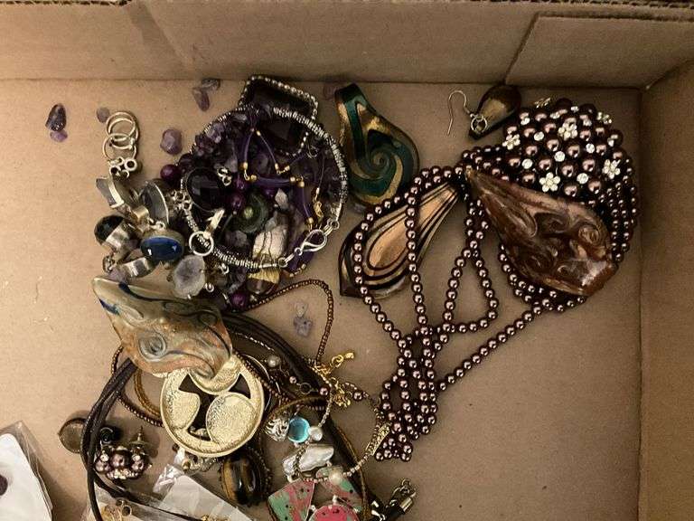 Costume jewelry: pins, pendants, loose amethysts