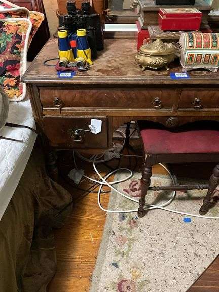 Vanity table w/ arched tilt mirror on turned supports, and matching stool - no contents 45x20x61.5 - MUST COME DURING LAST 2 HOURS OF PICKUP FOR THIS ITEM
