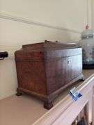 Tea caddy box w/ top handle, inlaid escutcheon, ogee bracket feet
