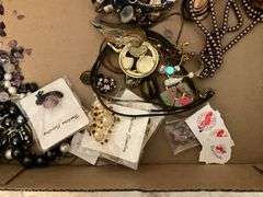 Costume jewelry: pins, pendants, loose amethysts