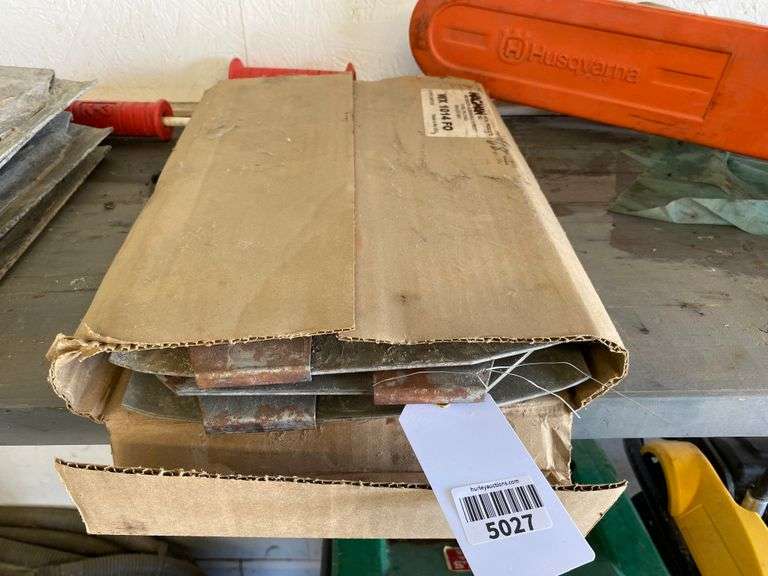 Concrete float- clip on pads for 36" power trowel (new)