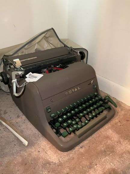 Vintage Royal manual typewriter w/ cover