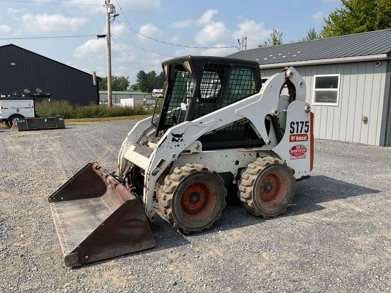 2011 Bobcat S175 skid loader with full cab-Heat, 1875 hours ***Bucket not included
