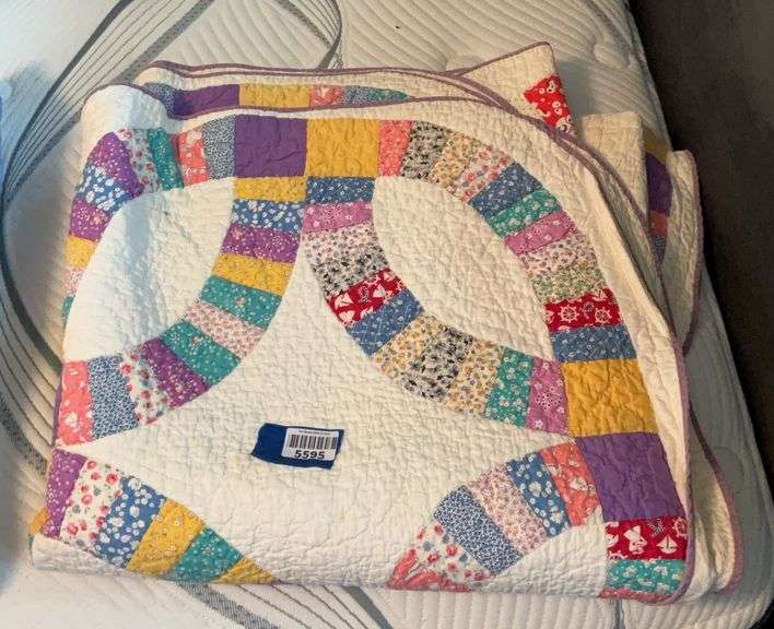 Double Wedding Ring patchwork quilt w/ conforming edge