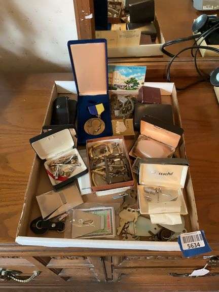 Gent's lot: Rotary Foundation medal, tie bars, lapel pins, cufflinks, buckles, keys, misc
