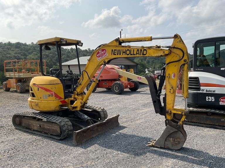 2004 New Holland EH35 mini excavator with 1 foot bucket and thumb, 4185 hours