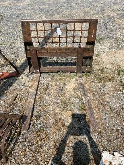Bobcat 48 in pallet forks