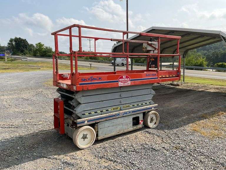 2007 Skyjack SJIII 4626 Electric scissor lift with deck extension and new batteries, 246 hours