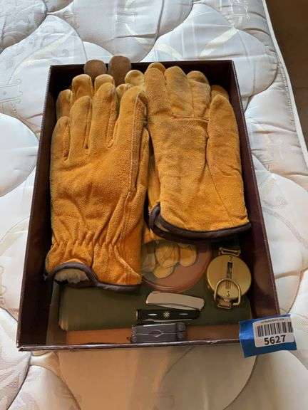 Gent's lot: leather gloves, pocket knives, lensatic compass