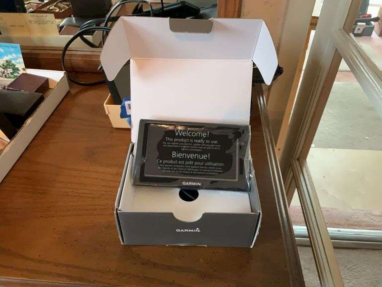 Garmin Drive 52 GPS in box