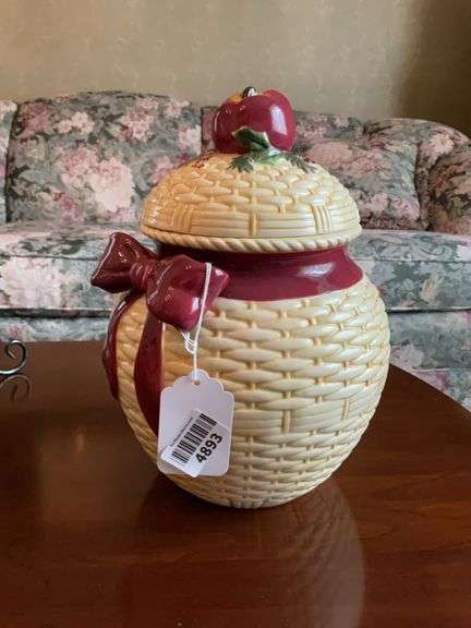 Pottery basket covered jar w/ Christmas apple finial