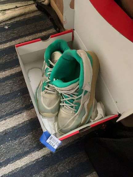 Nike Kyrie Infinity sneakers sz: 12, in box