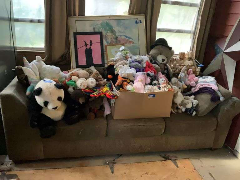 Large lot of plush animals - artworks not included - MUST COME DURING LAST 2 HOURS OF PICKUP FOR THIS ITEM