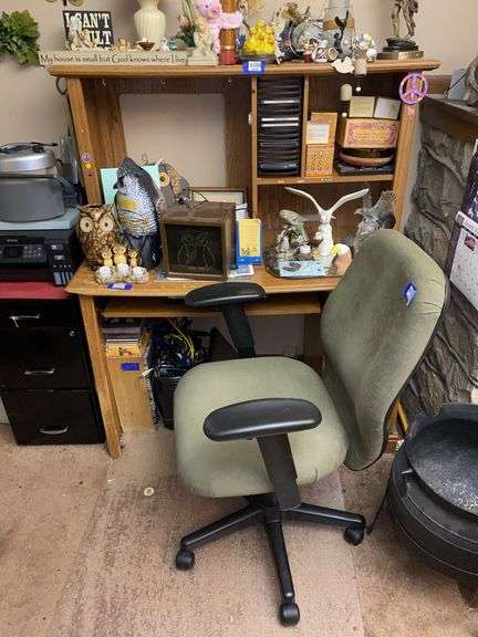 Oak finish computer desk and swivel desk chair - no contents 47x22x54 - MUST COME DURING LAST 2 HOURS OF PICKUP FOR THIS ITEM