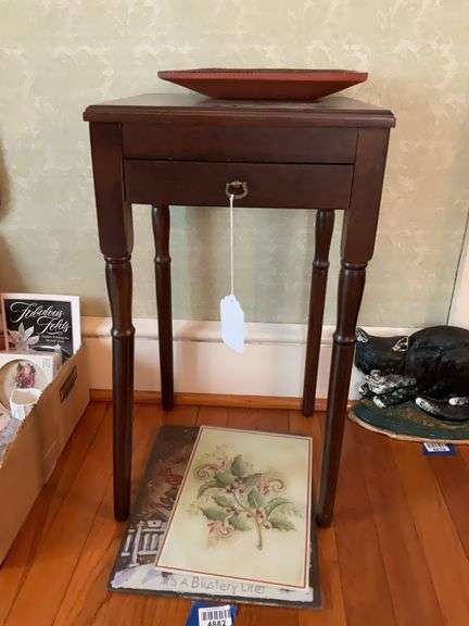 End stand w/ turned legs - no contents 12x12x22