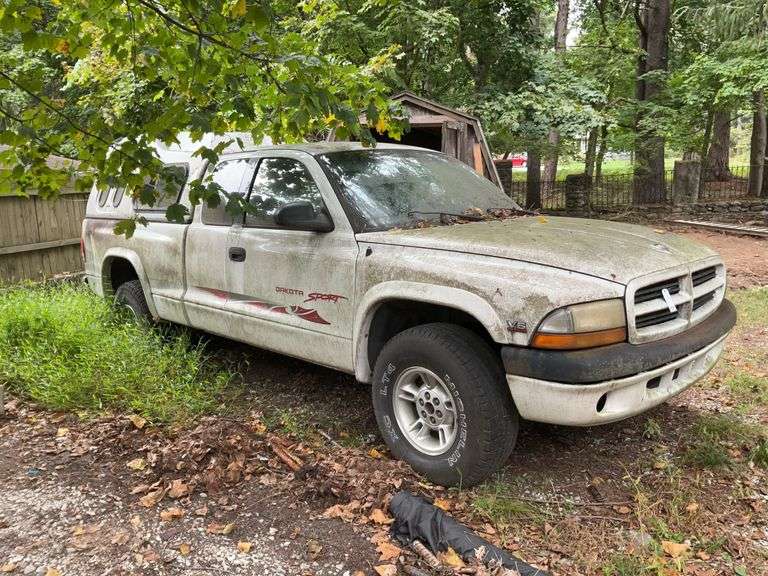 1998 Dodge Dakota Sport pickup truck w/ cap, Please Note: Title is on order for this vehicle, this vehicle does not have a Key.