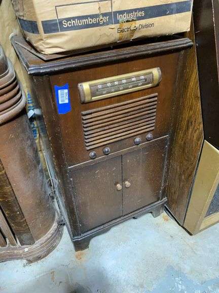 Clarion wooden case floor model radio 20x17x34