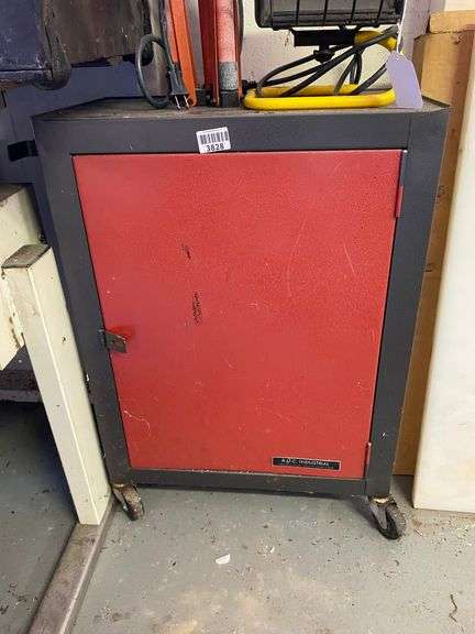 RUC Industrial rolling shop cabinet - no top contents