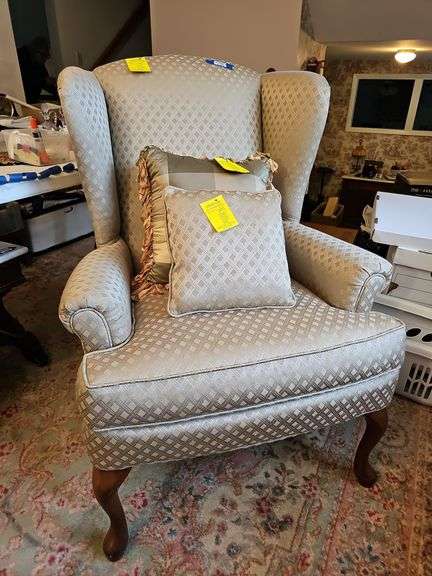Wing Back Chair, like new, cabriole legs, two matching throw pillows