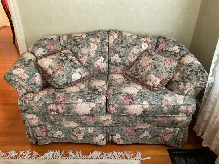 Floral upholstered love seat w/ matching throw pillows - see lot 4874 for matching sofa 36x66