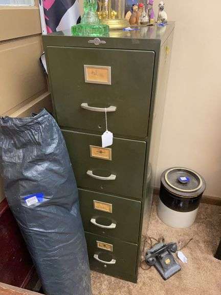 4-drawer metal filing cabinet - no contents 15x27x51.5