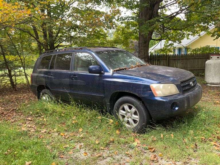 2003 Toyota Highlander 4WD SUV, vehicle runs, please see video of vehicle running, Right rear tire is flat.  Jump box used to start vehicle.  ***  Please Note: Title is on order for this vehicle