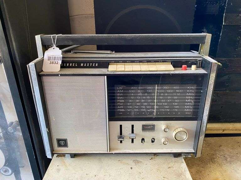 Vintage ChannelMaster trans-world portable radio