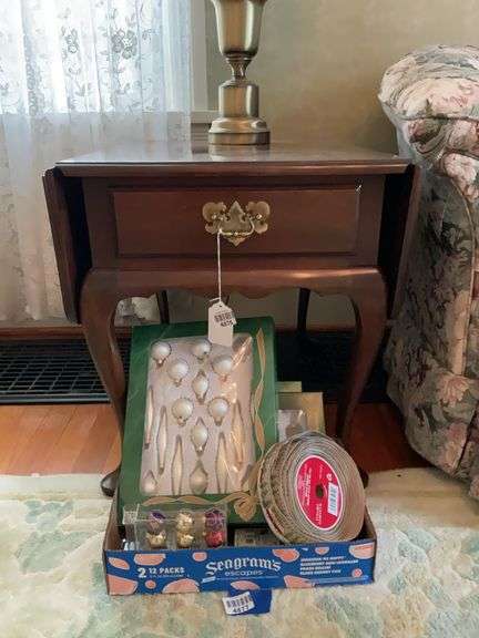 Queen Anne drop leaf end table - no contents 21x26x22