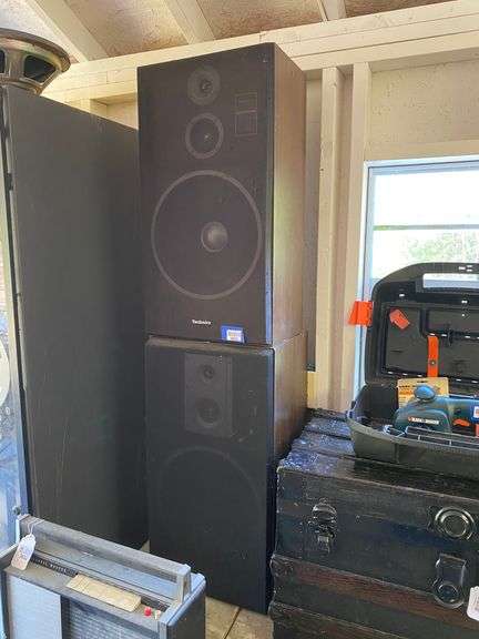 Pair of large Technics speakers