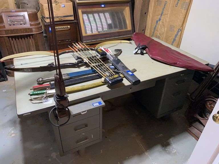 Metal office desk - no contents 76x38x29