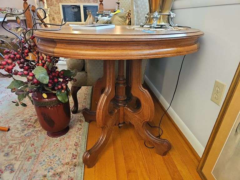 Victorian oval walnut parlor table - no contents 23 in h, 25 in w, 34 in d