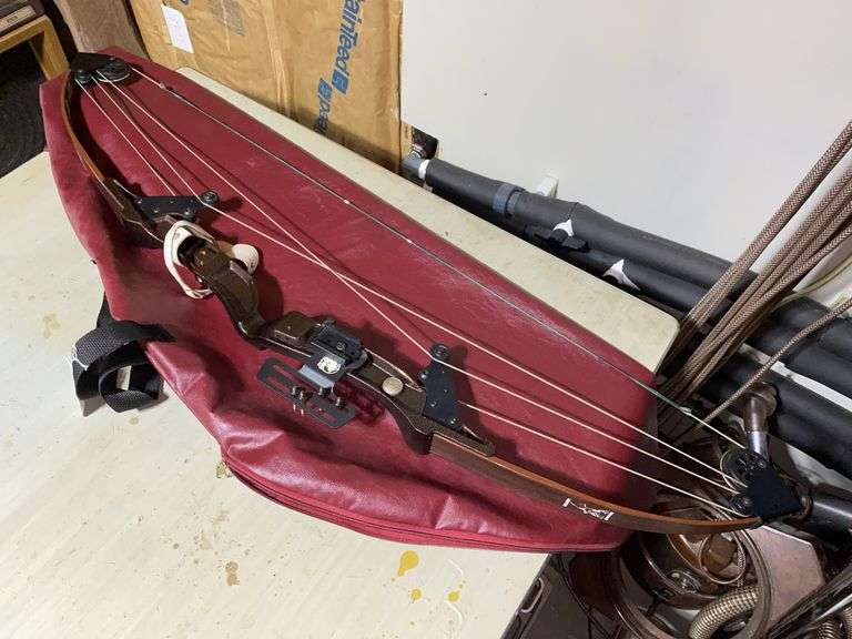 Bear archery Whitetail Hunter compound bow w/ soft case, 30 in max draw