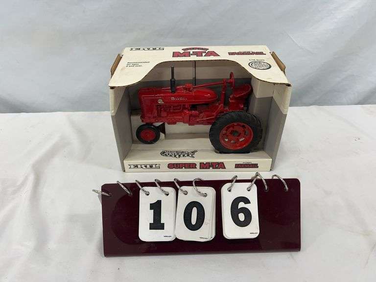 1/16 Scale  Ertl  McCormick Farmall Super M-TA tractor - narrow front