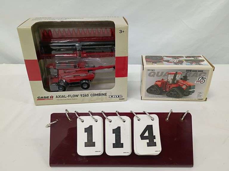 1/64 Scale  Ertl / Tomy  Case IH axial flow 9240 combine and quad trac 2018 Farm Show tractor