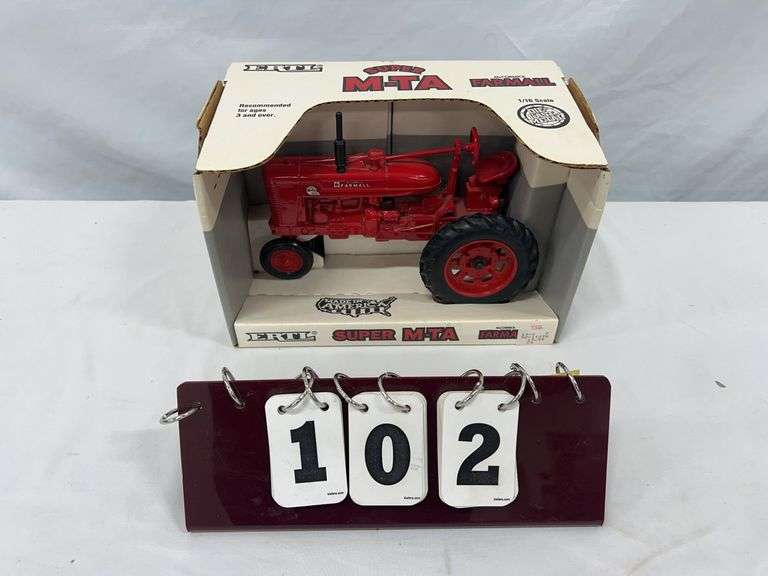 1/16 Scale  Ertl  McCormick Farmall super MTA tractor - narrow front