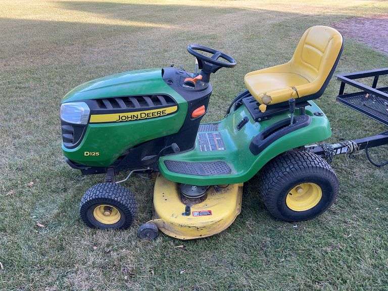 John Deere D125 Lawn Tractor