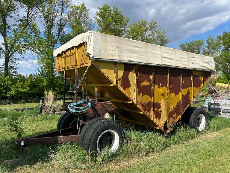750 Bushel Hopper Pup Trailer