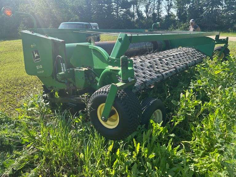 JD 914 Pickup Head with Trailer